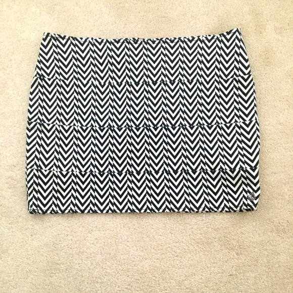 Volcom Stone chevron black and white mini skirt! - Picture 1 of 3